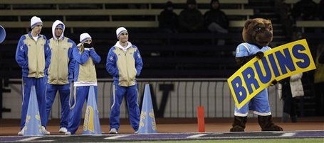 53195_ucla_washington_football_medium
